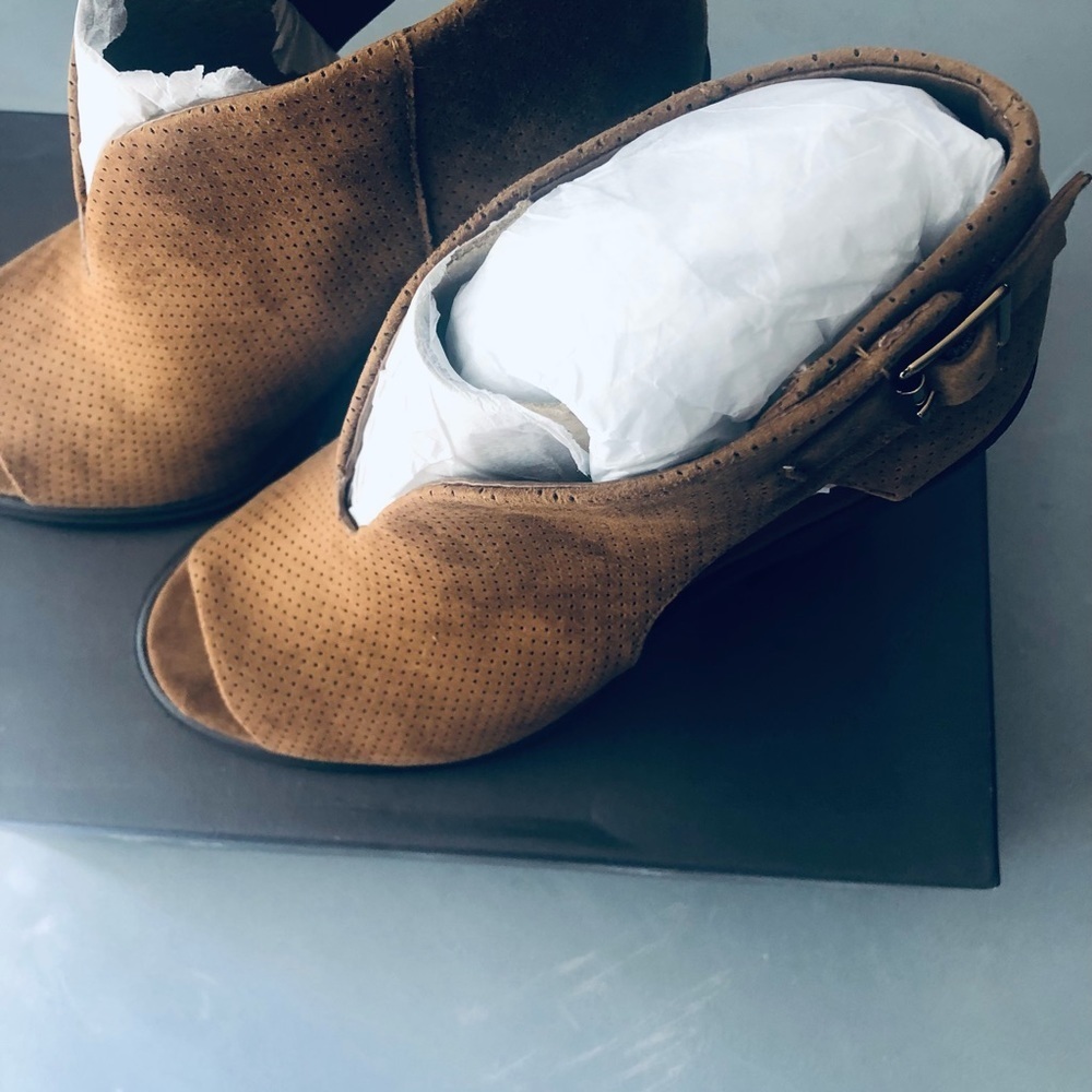 Vince Camuto- NIB Woman Pumpernickle Suede Front VCut PeepToe , Size 8W - Picture 6 of 9